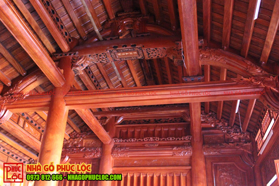 Hình ảnh sào tre trên nóc nhà gỗ cổ truyền Bắc Bộ 