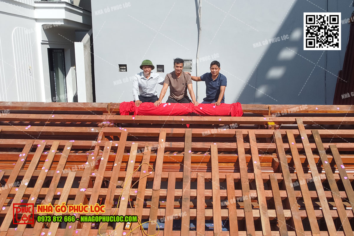 Nghi lễ thượng lương ghi nhận tiến độ kết thúc phần khung 