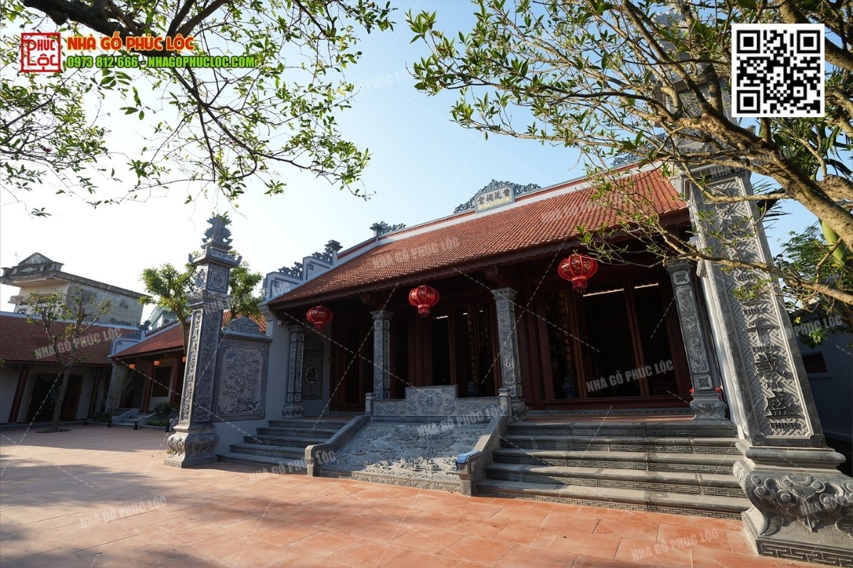 Nhà gỗ kết hợp cột đồng trụ đá