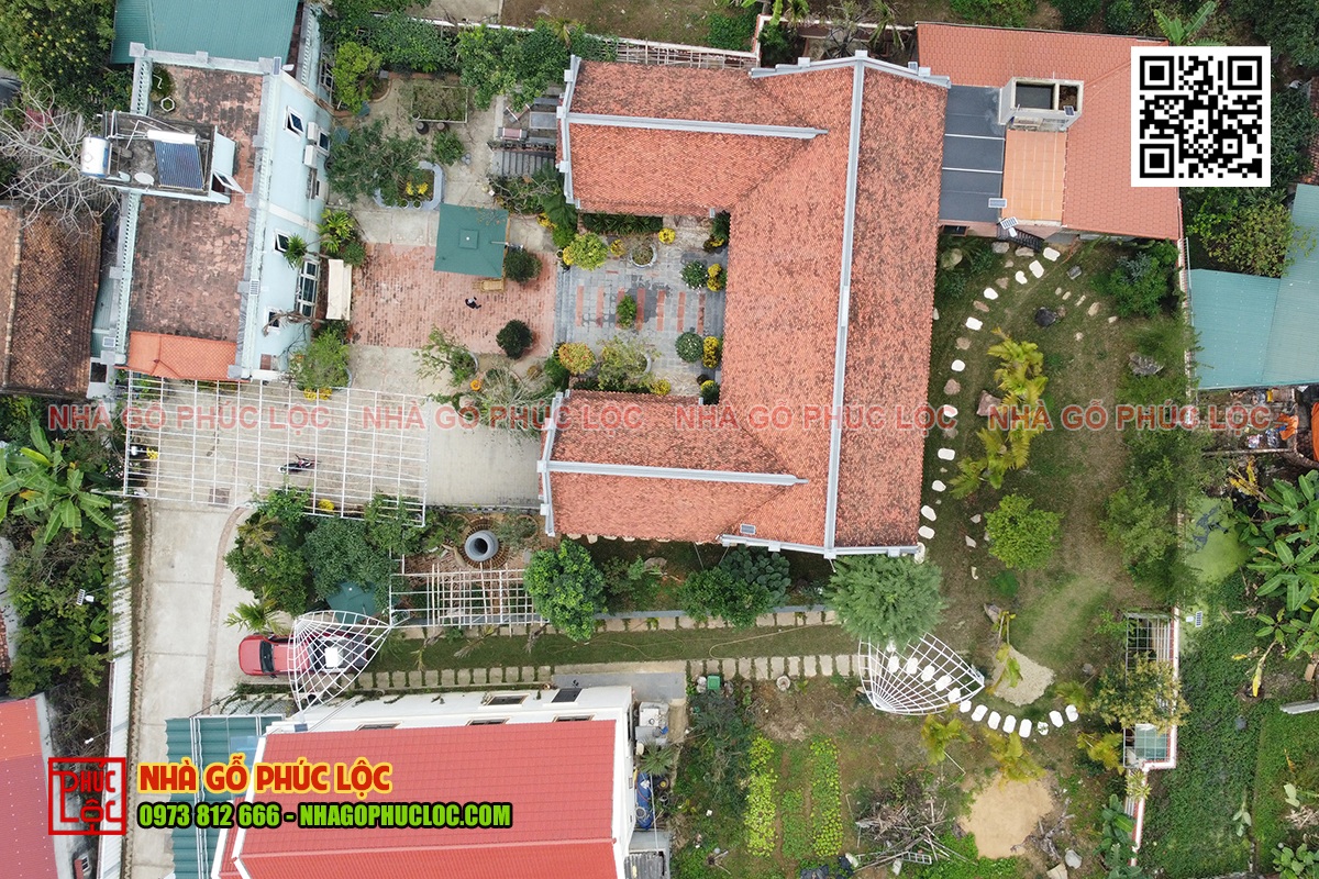 Giải pháp giúp nhà gỗ cân đối, hài hòa trên đất hình chữ U